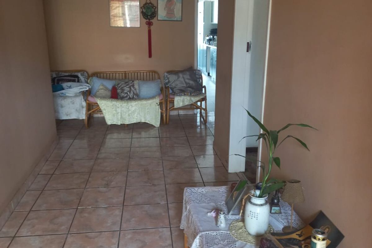 Charming Golden Oldie on Quiet Street - Photo 5