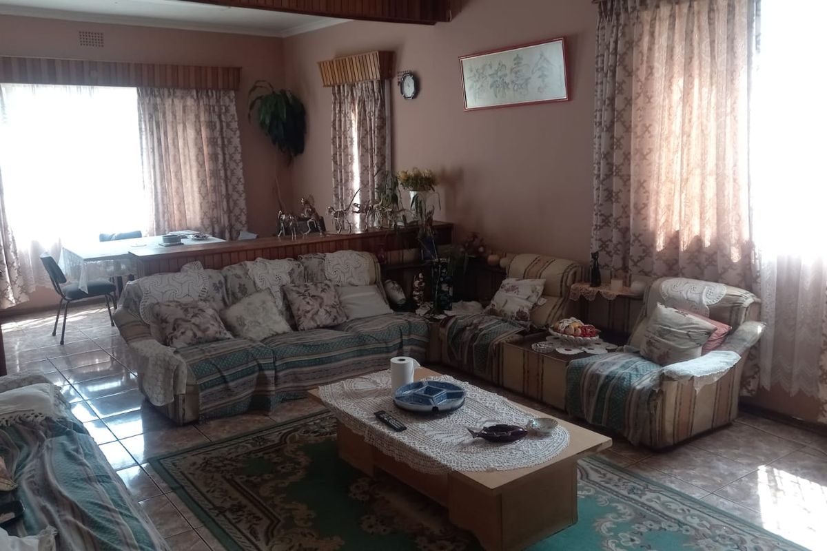 Charming Golden Oldie on Quiet Street - Photo 4