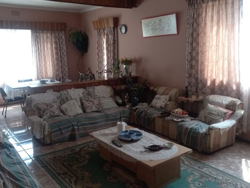 Charming Golden Oldie on Quiet Street - Photo 4