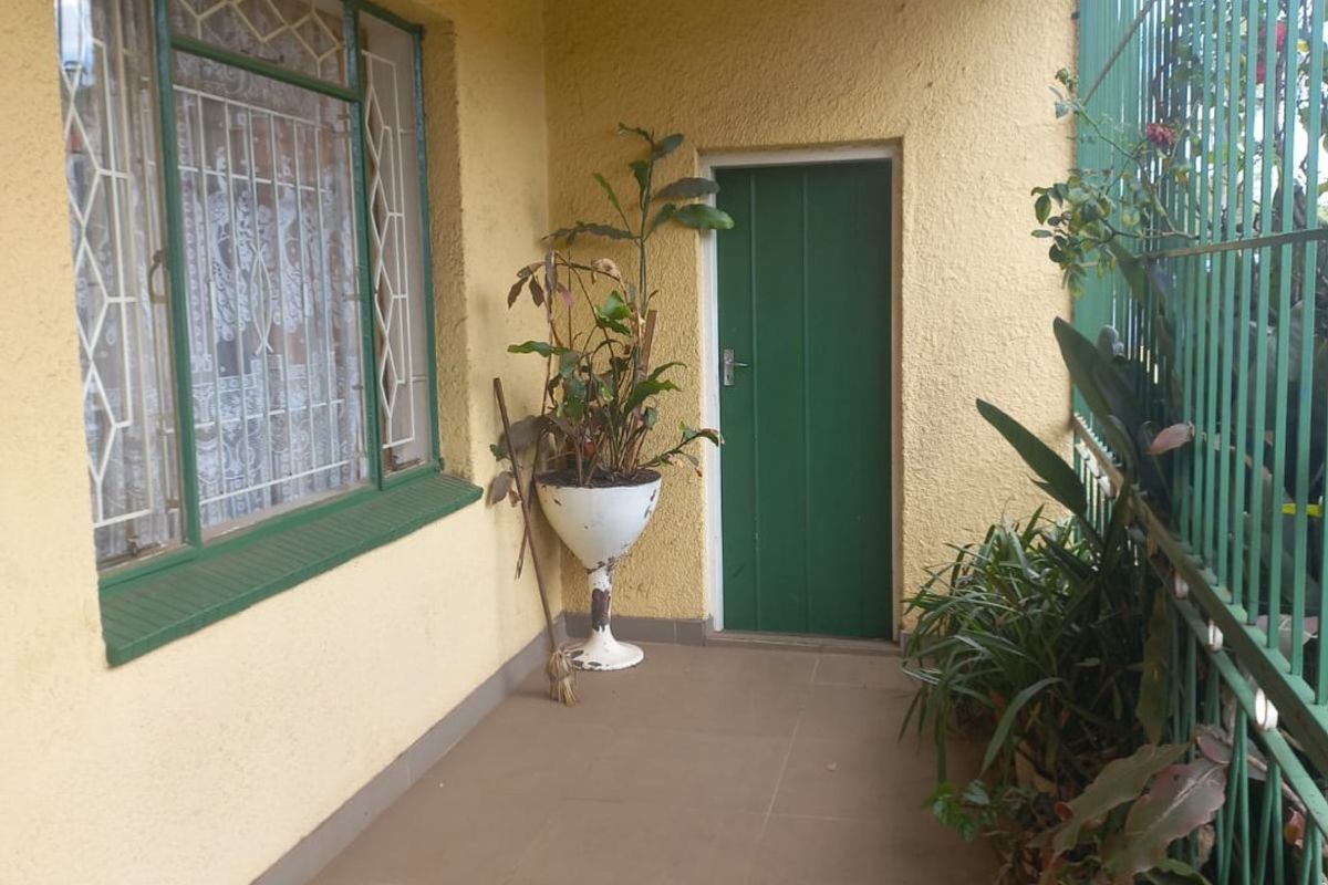 Charming Golden Oldie on Quiet Street - Photo 3