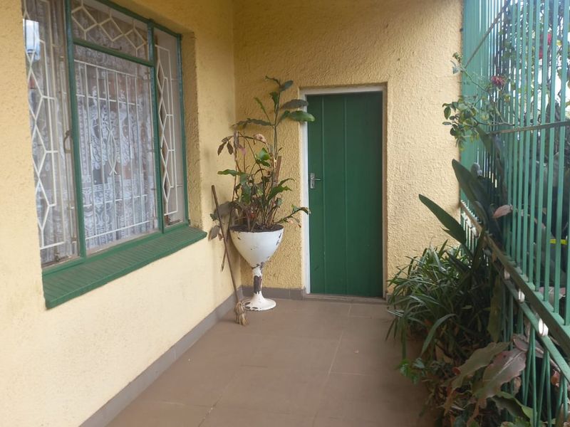 Charming Golden Oldie on Quiet Street - Photo 3