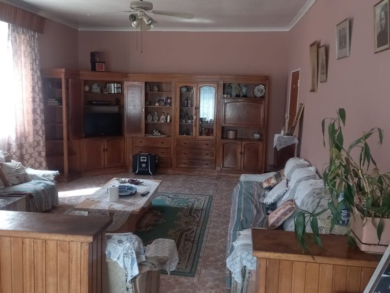 Charming Golden Oldie on Quiet Street - Photo 7