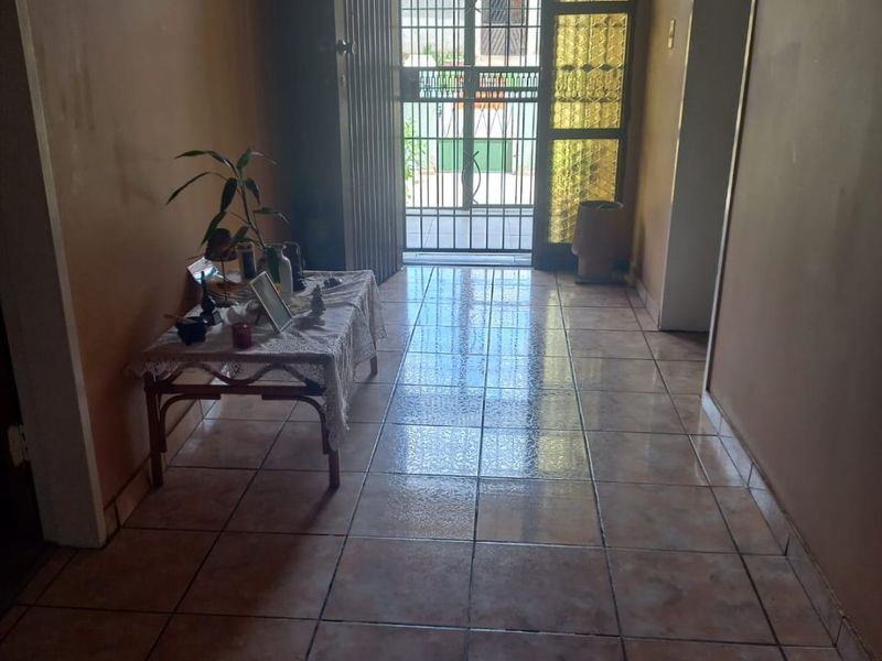 Charming Golden Oldie on Quiet Street - Photo 6