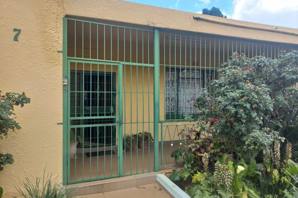 Charming Golden Oldie on Quiet Street - Photo 2