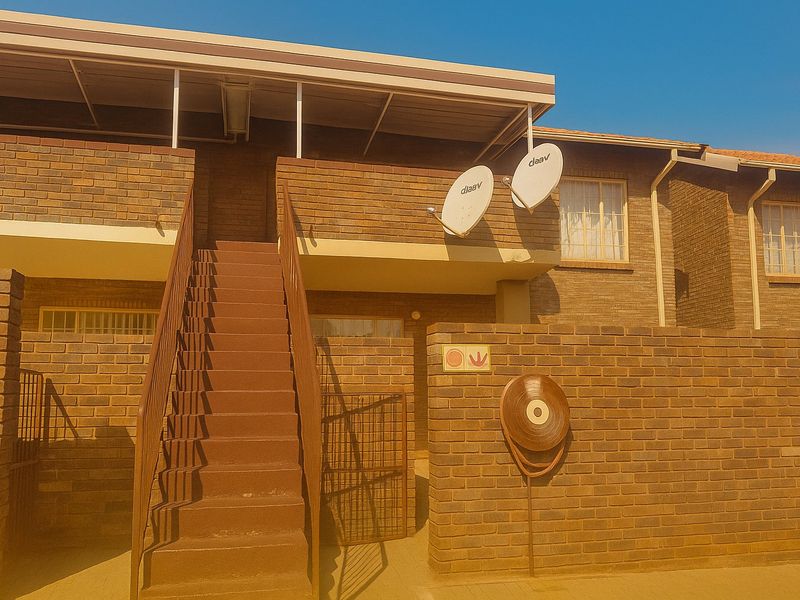 Modern Apartment with City Views, Ready to Move In! - Photo 2