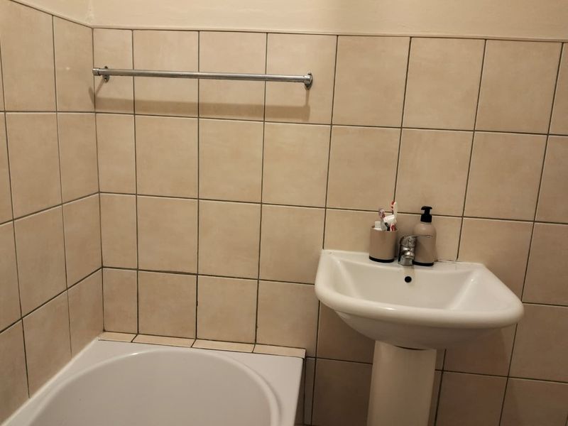 Modern 2 Bedroom and 1 Bathroom Apartment for Sale - Photo 8