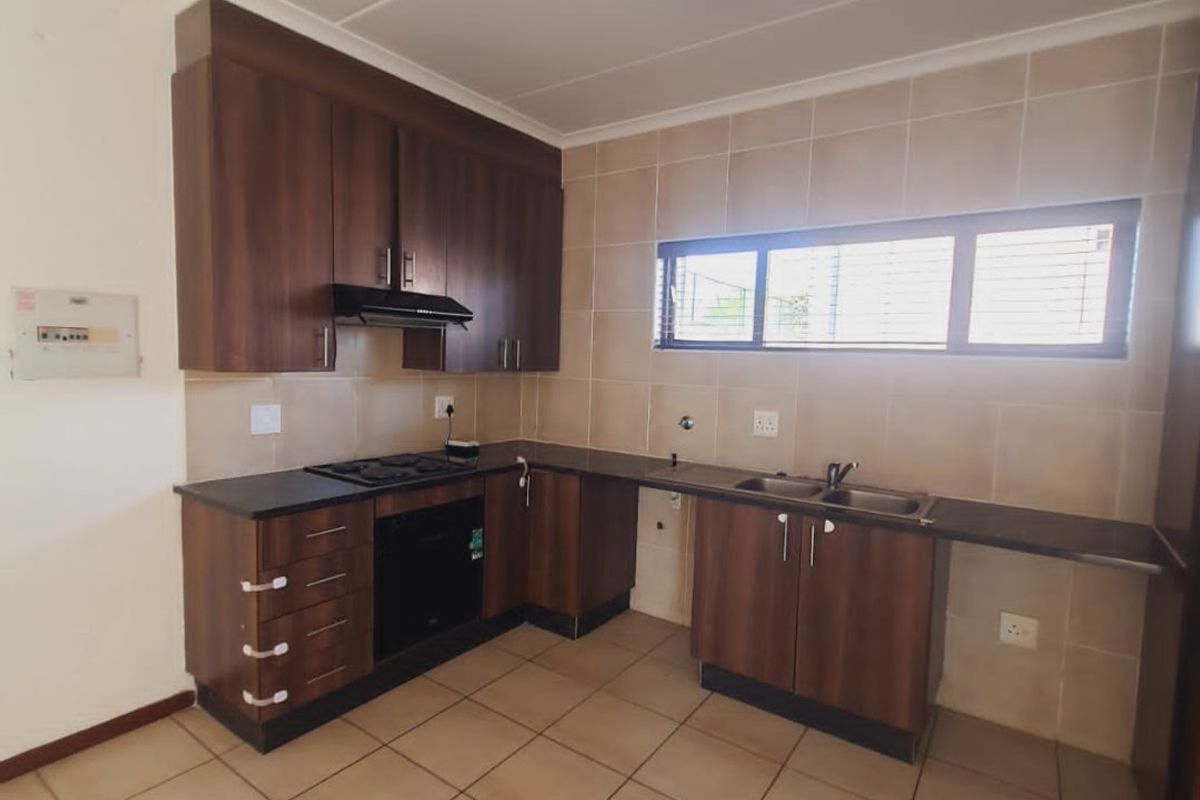 2 Bedroom and 1 Bathroom townhouse for sale in Helderwyk - Photo 3