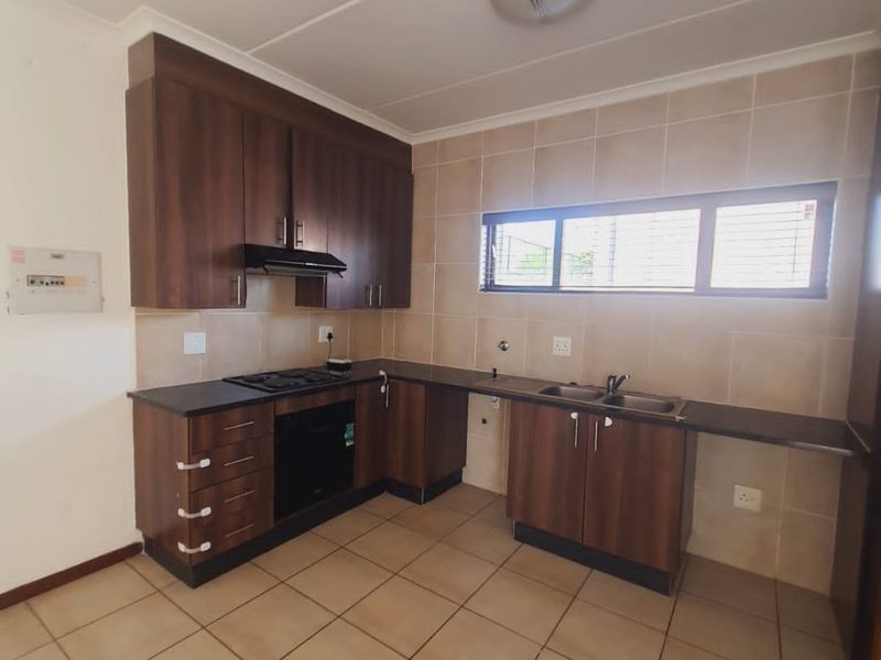 2 Bedroom and 1 Bathroom townhouse for sale in Helderwyk - Photo 3