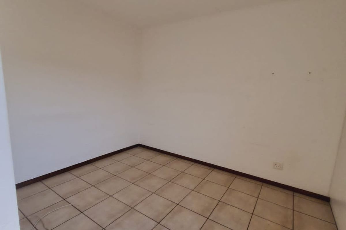 2 Bedroom and 1 Bathroom townhouse for sale in Helderwyk - Photo 5