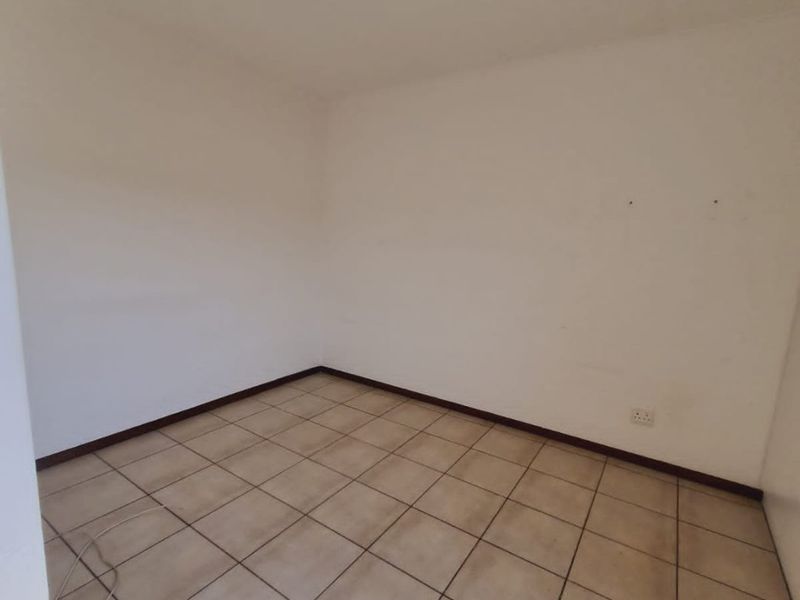 2 Bedroom and 1 Bathroom townhouse for sale in Helderwyk - Photo 5