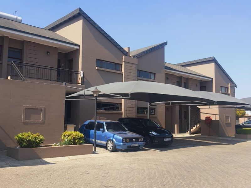 2 Bedroom and 1 Bathroom townhouse for sale in Helderwyk - Photo 9