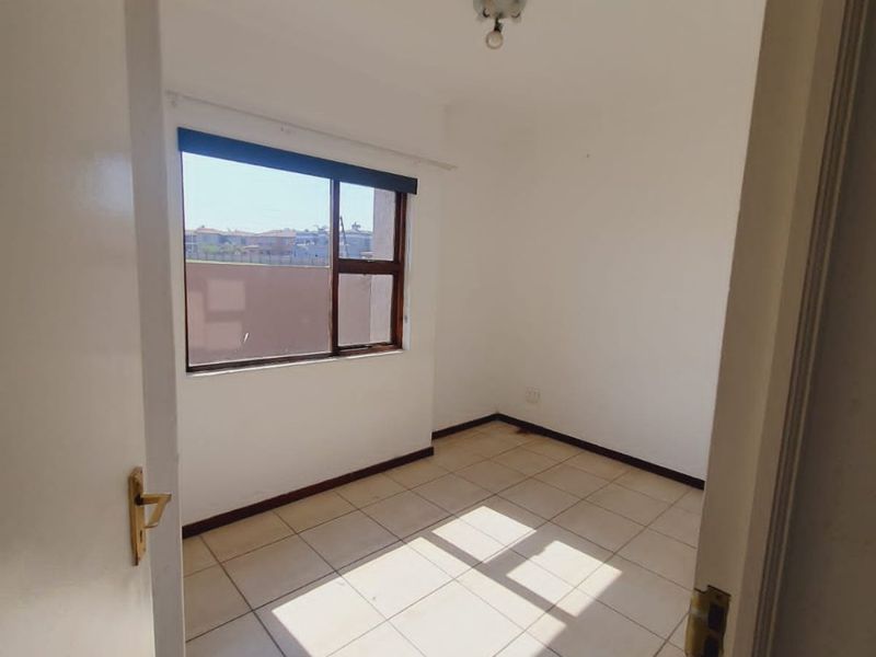 2 Bedroom and 1 Bathroom townhouse for sale in Helderwyk - Photo 6