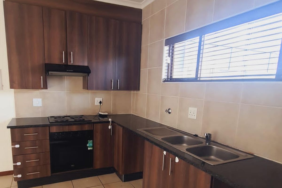 2 Bedroom and 1 Bathroom townhouse for sale in Helderwyk - Photo 2