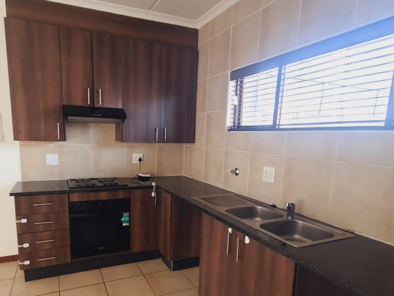 2 Bedroom and 1 Bathroom townhouse for sale in Helderwyk - Photo 2