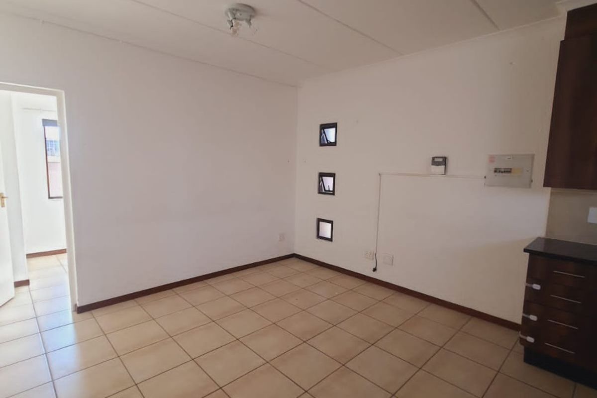 2 Bedroom and 1 Bathroom townhouse for sale in Helderwyk - Photo 4