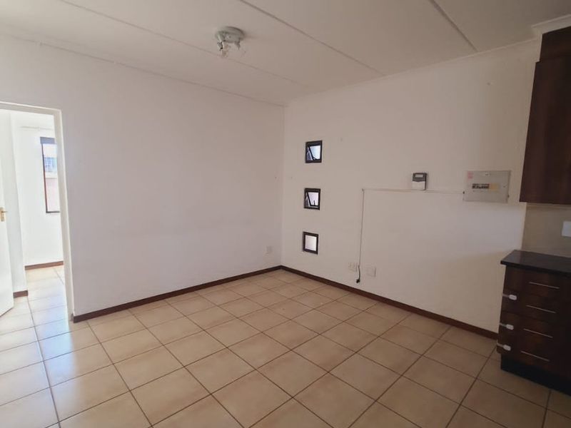 2 Bedroom and 1 Bathroom townhouse for sale in Helderwyk - Photo 4