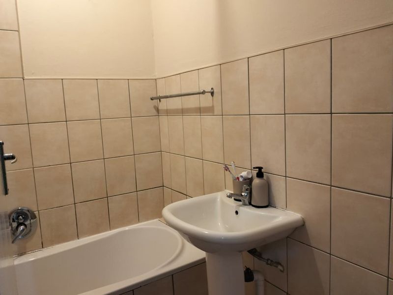 Modern 2 Bedroom and 1 Bathroom Apartment for Sale - Photo 6