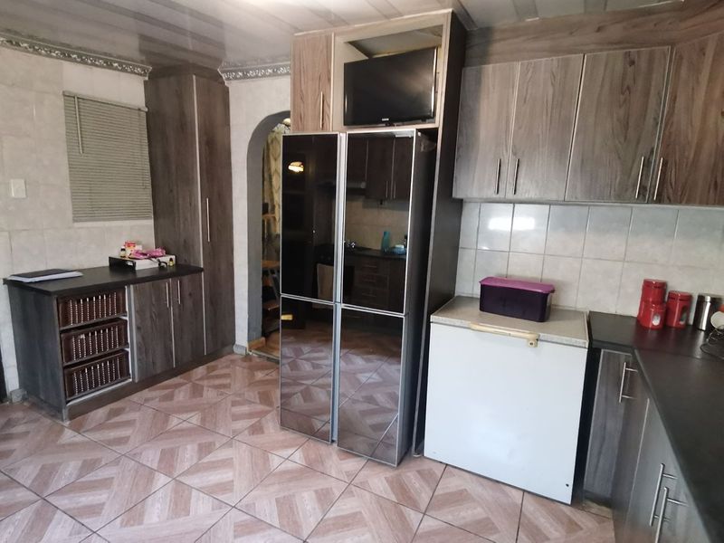 3 bedroom house with a flatlet  - Photo 9