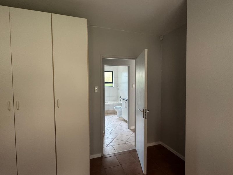 Modern 3 bedroom and 2 bathroom townhouse for sale in Bedfordview, secure now!! - Photo 4