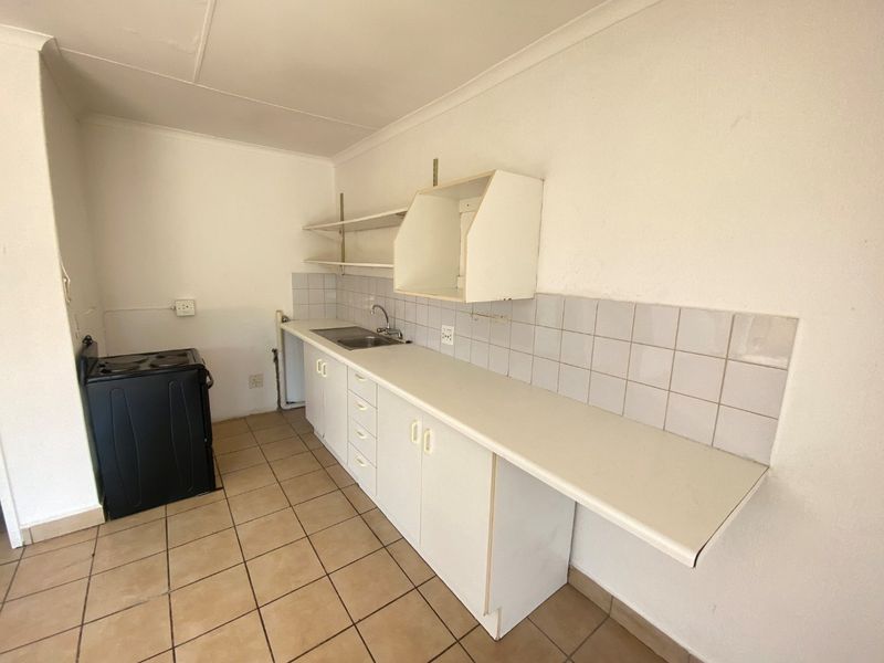 1 Bed 1 Bath Apartment in the Leafy Suburb of Olivedale. - Photo 2