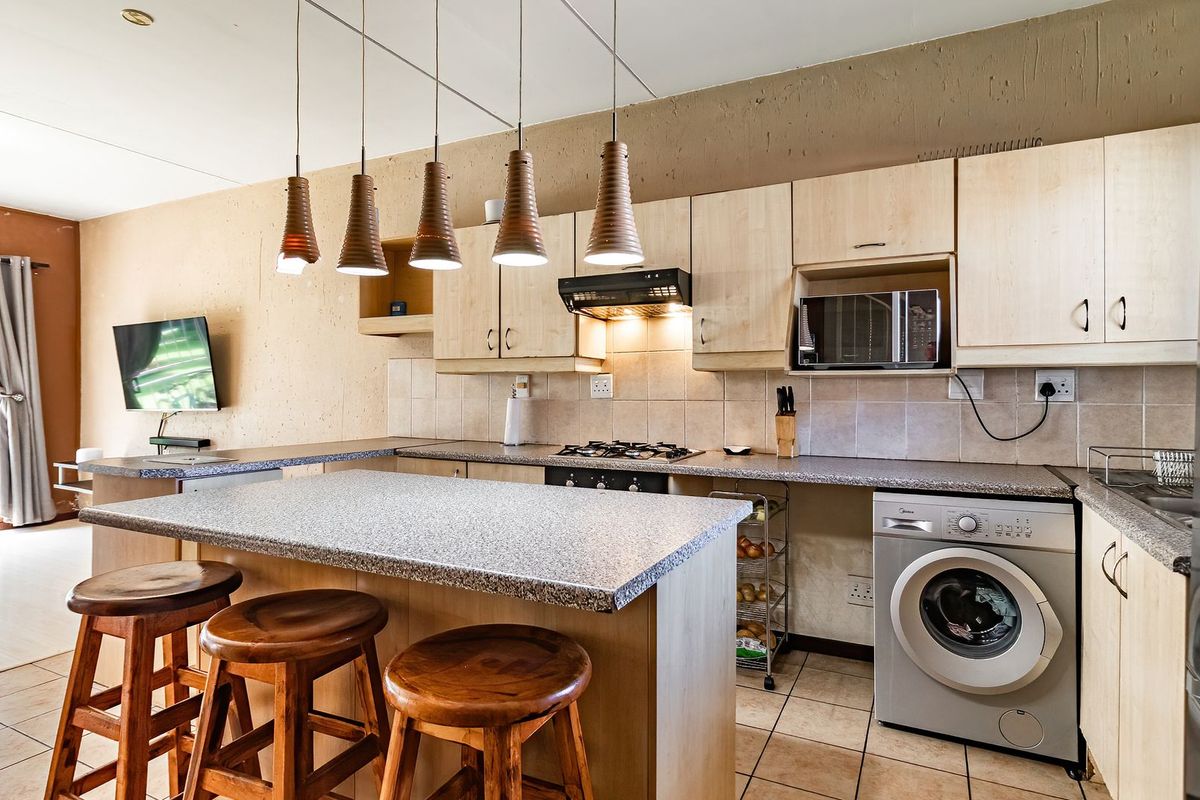 Move in ready duplex in sought after Aloe Place - Photo 3