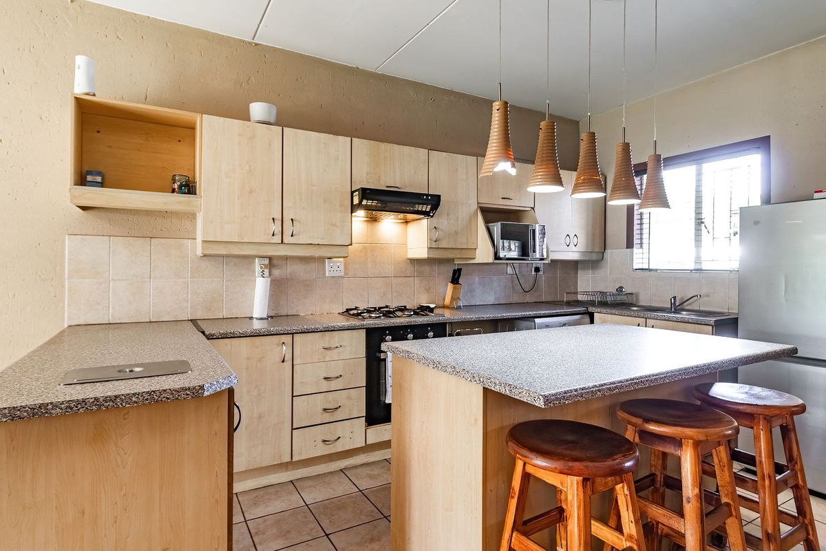 Move in ready duplex in sought after Aloe Place - Photo 4