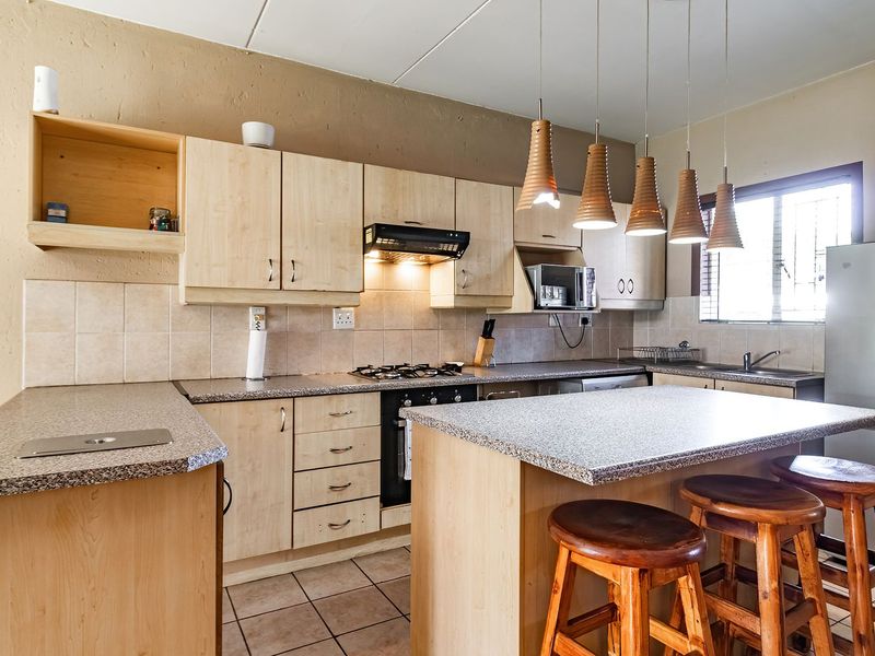 Move in ready duplex in sought after Aloe Place - Photo 4