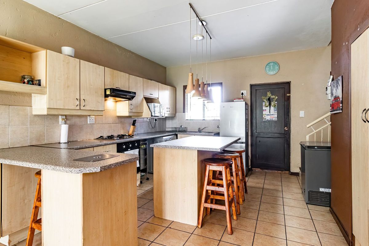 Move in ready duplex in sought after Aloe Place - Photo 5