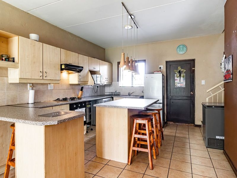 Move in ready duplex in sought after Aloe Place - Photo 5