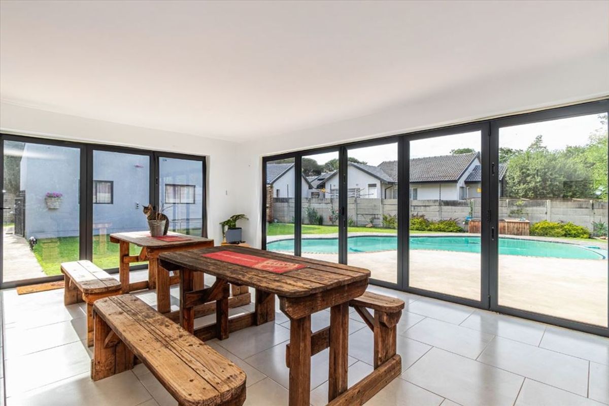 Elegant and Spacious Family Residence - Photo 3