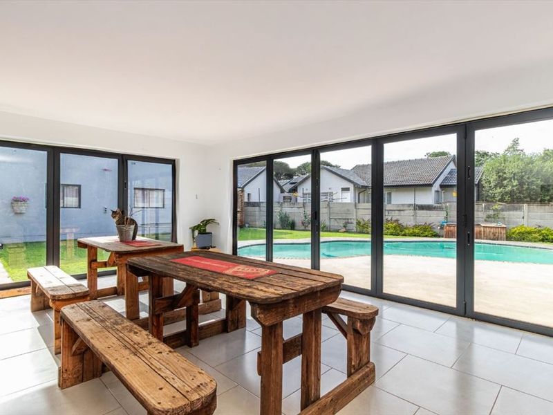 Elegant and Spacious Family Residence - Photo 3