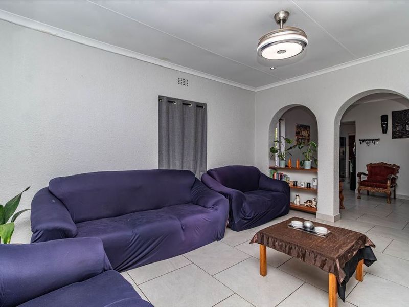 Elegant and Spacious Family Residence - Photo 2