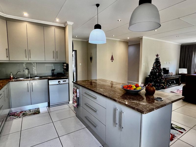 MODERN, LOW-MAINTENANCE LIVING IN THE EXCLUSIVE EARLS COURT LIFESTYLE ESTATE, GEORGE - Photo 7