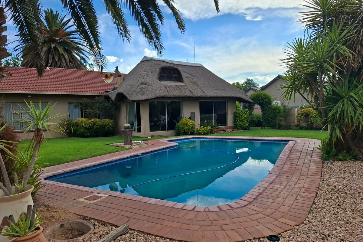 Beautiful 3-Bedroom Family Home with Exceptional Entertainment Areas and Ample parking for sale in LA HOFF. - Photo 4