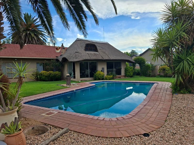 Beautiful 3-Bedroom Family Home with Exceptional Entertainment Areas and Ample parking for sale in LA HOFF. - Photo 4