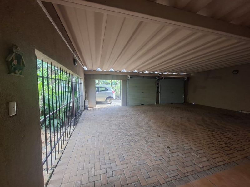 Beautiful 3-Bedroom Family Home with Exceptional Entertainment Areas and Ample parking for sale in LA HOFF. - Photo 10