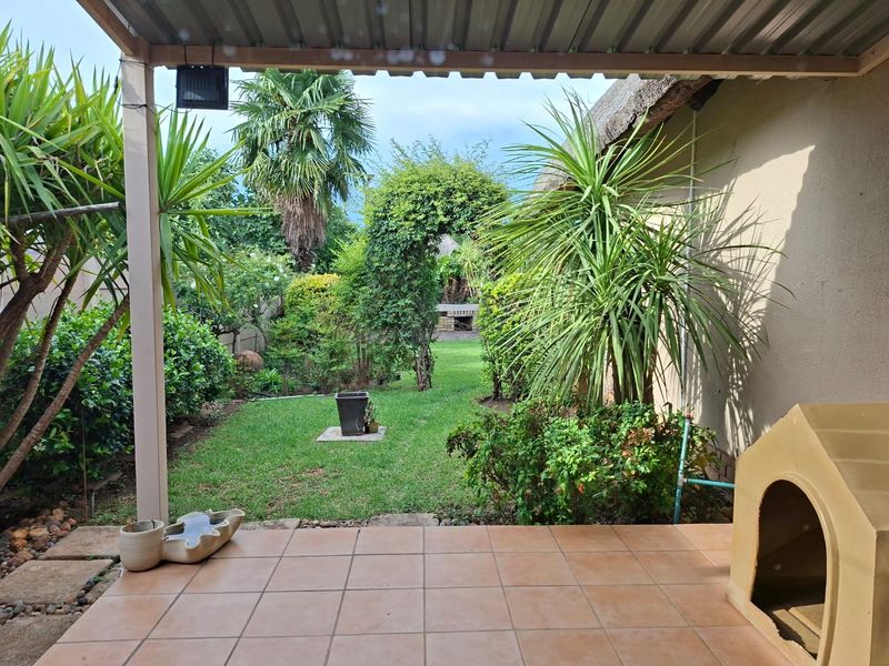 Beautiful 3-Bedroom Family Home with Exceptional Entertainment Areas and Ample parking for sale in LA HOFF. - Photo 9