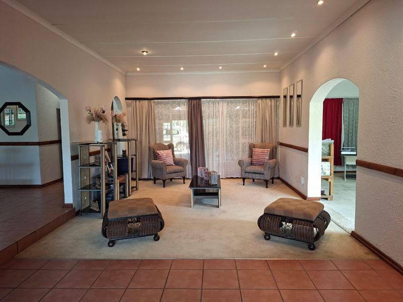 Beautiful 3-Bedroom Family Home with Exceptional Entertainment Areas and Ample parking for sale in LA HOFF. - Photo 8
