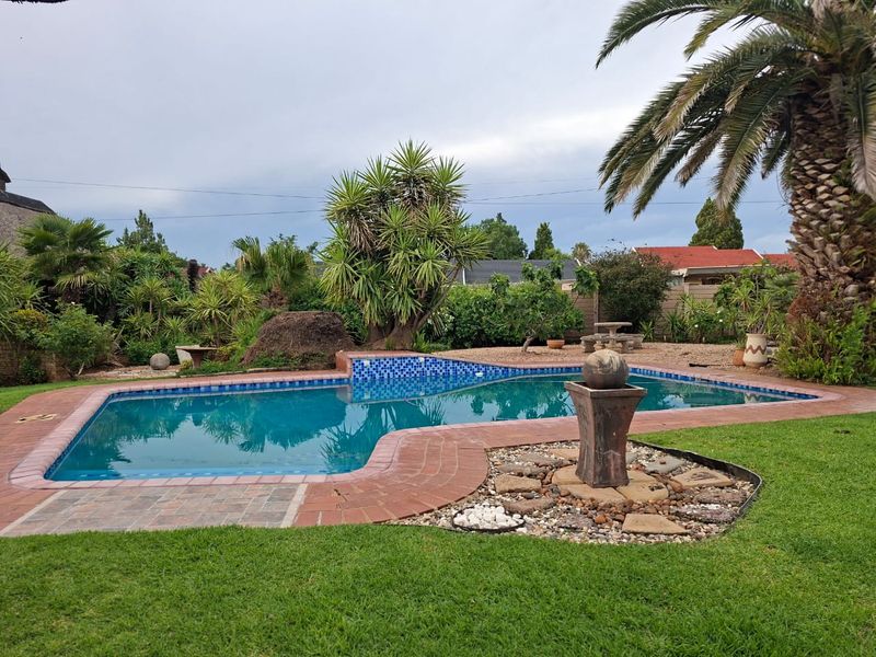 Beautiful 3-Bedroom Family Home with Exceptional Entertainment Areas and Ample parking for sale in LA HOFF. - Photo 1