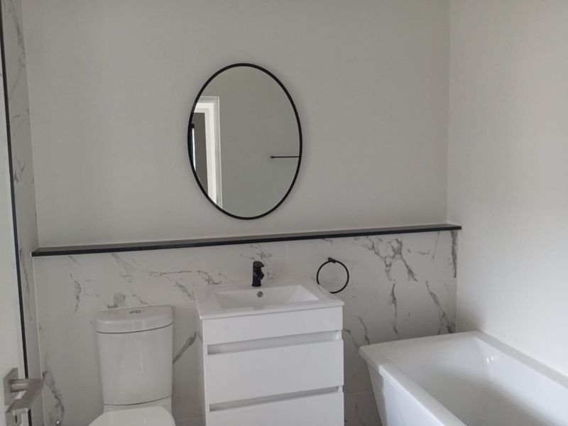 Waterfall Living: Modern 2-Bed Apartment - Photo 4