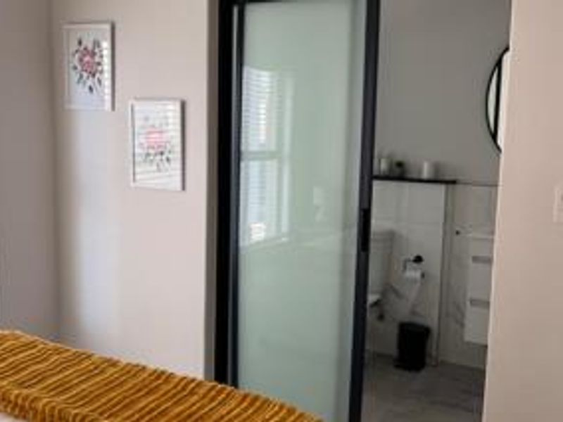 Waterfall Living: Modern 2-Bed Apartment - Photo 10
