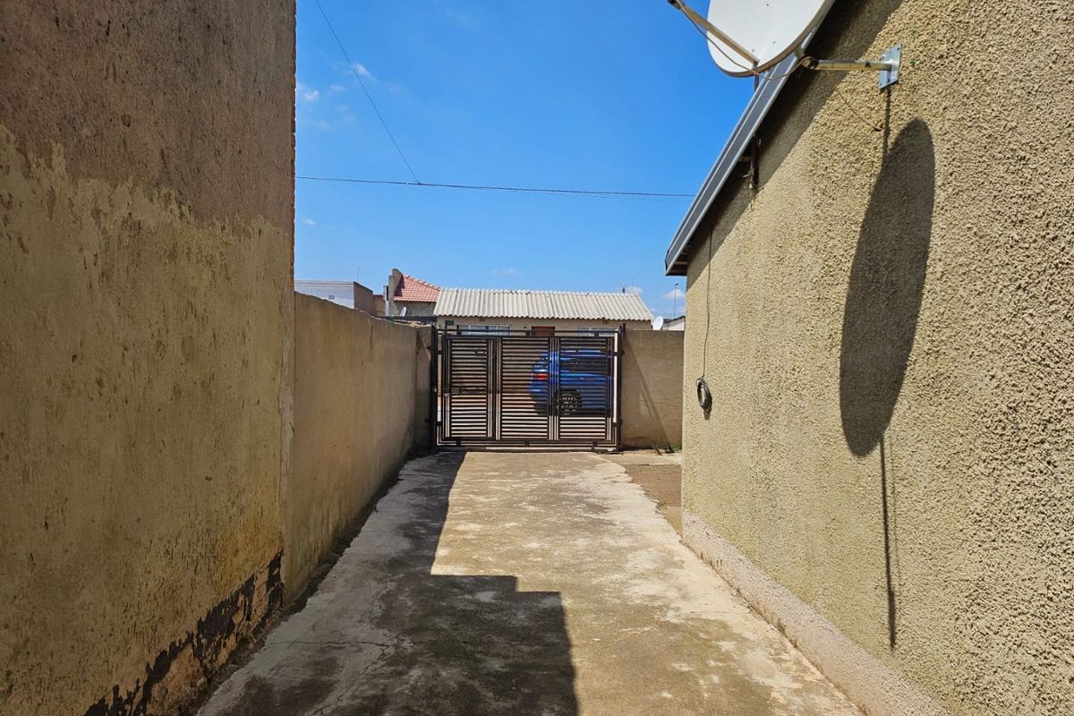 A well positioned house with massive yard in the heart of Soweto!  - Photo 4