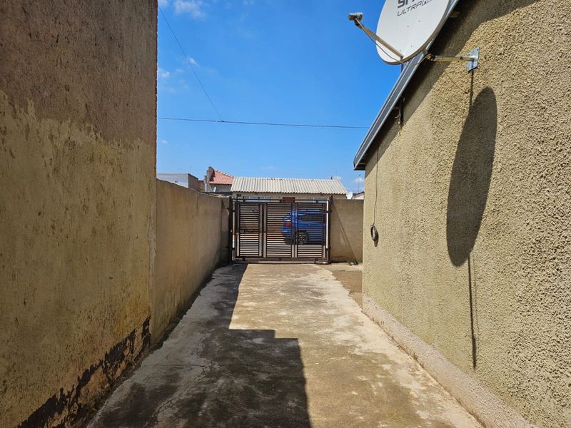 A well positioned house with massive yard in the heart of Soweto!  - Photo 4