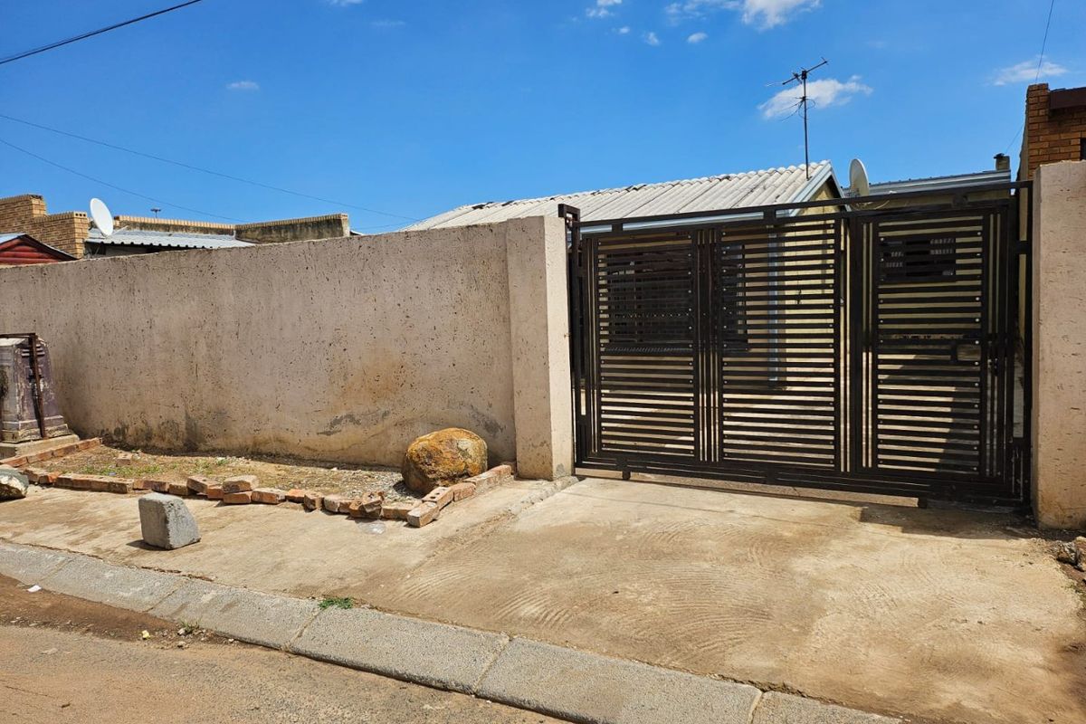 A well positioned house with massive yard in the heart of Soweto!  - Photo 3