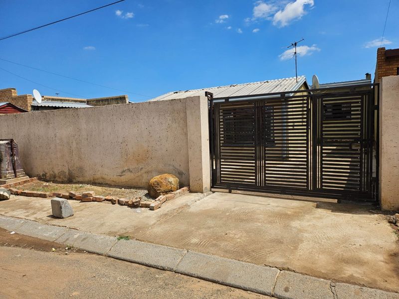 A well positioned house with massive yard in the heart of Soweto!  - Photo 3