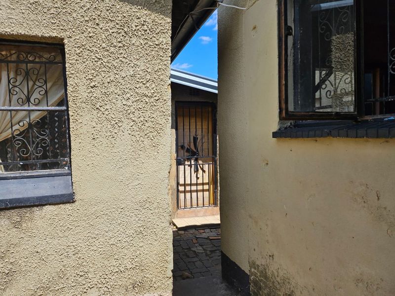 A well positioned house with massive yard in the heart of Soweto!  - Photo 10