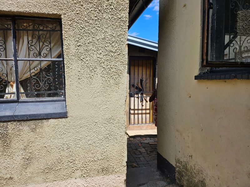 A well positioned house with massive yard in the heart of Soweto!  - Photo 9
