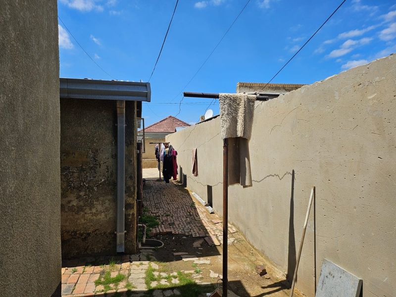 A well positioned house with massive yard in the heart of Soweto!  - Photo 8