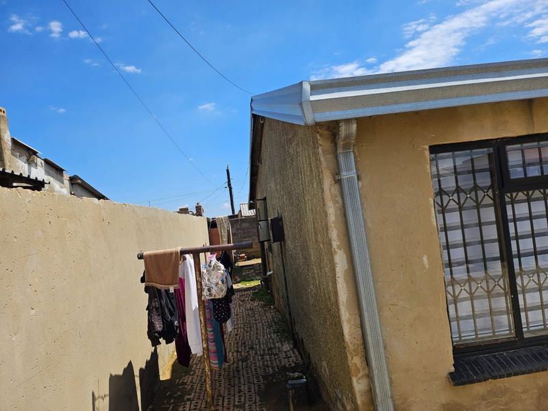 A well positioned house with massive yard in the heart of Soweto!  - Photo 7