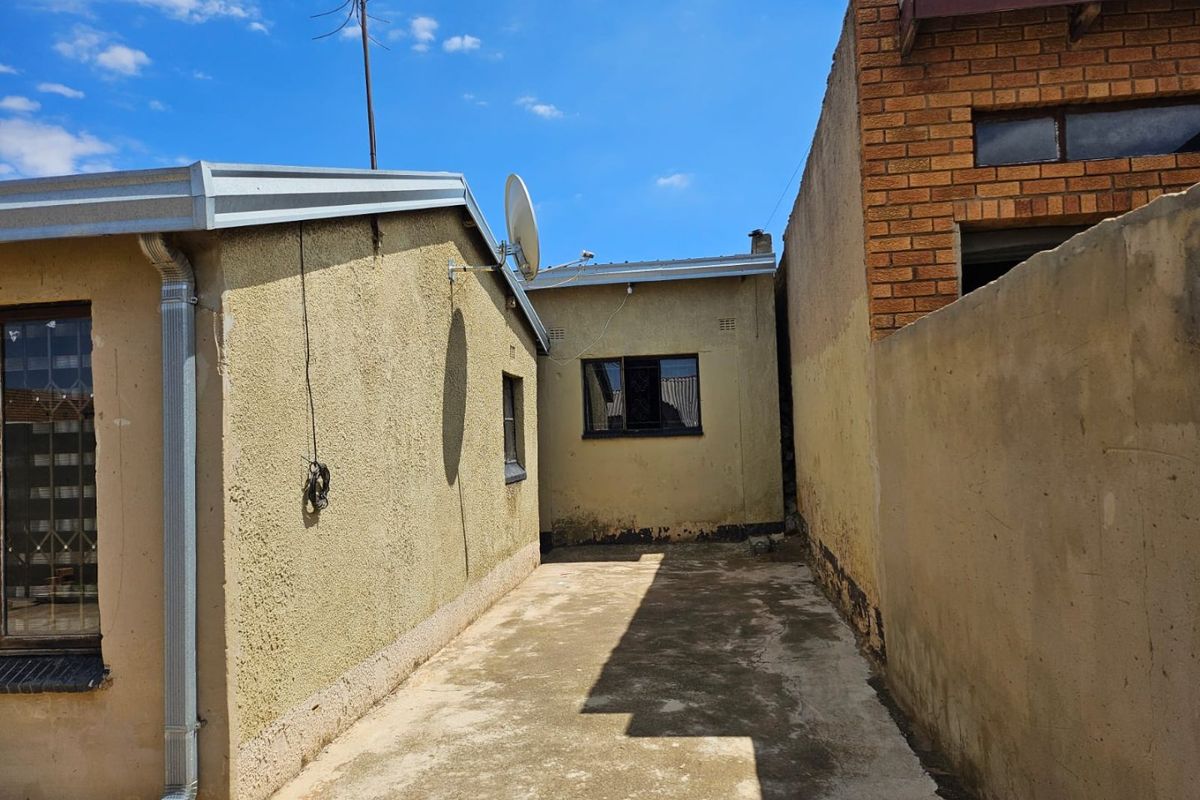A well positioned house with massive yard in the heart of Soweto!  - Photo 5